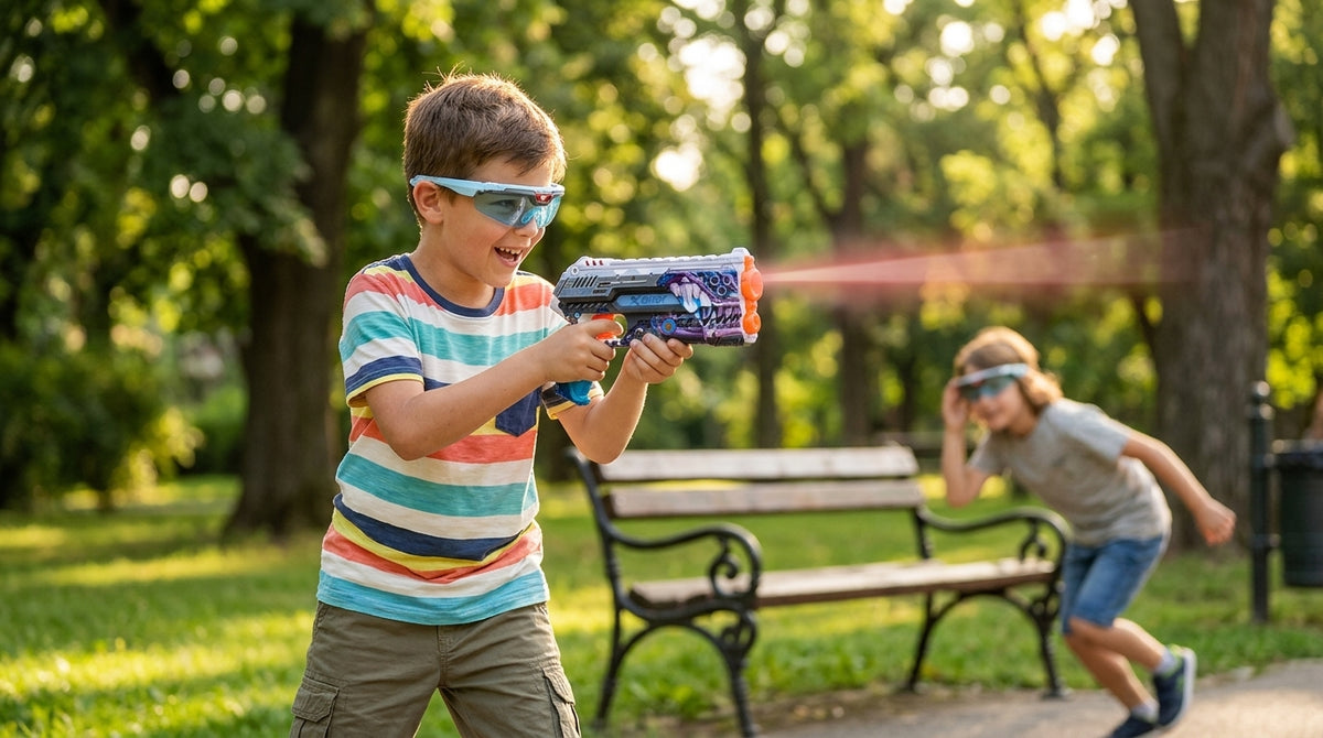 Copil jucându-se cu X-Shot Blaster Skins laser 360 în aer liber