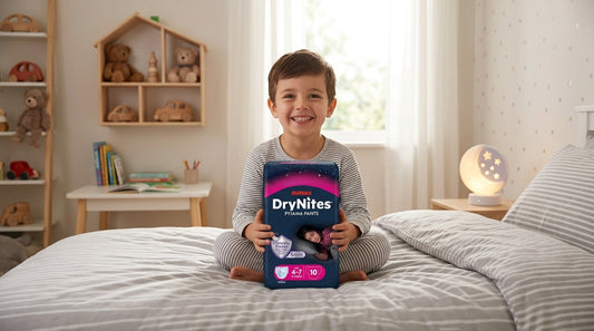 Copil fericit cu pachet Huggies Drynites 4-7, scutece-chilotel pentru nopți uscate