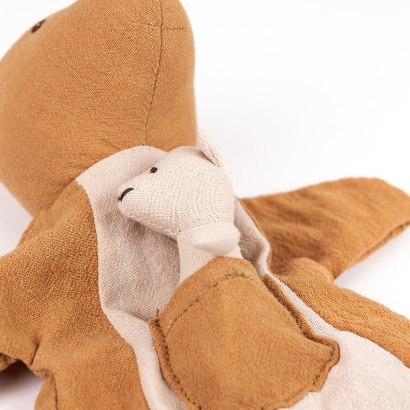 Papusa de mana Cangur cu pui, Egmont Toys [ps:dcac11fd-fbb4-408b-a0d3-801c64a65cd9]