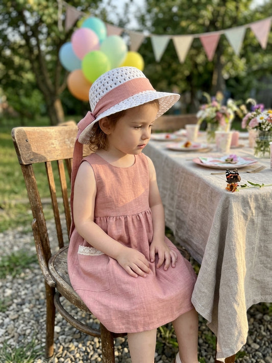 Rochie fetiță cu pălărie împletită și dantelă pudră 4 - 4 ANI (1) [ps:28be0825-8257-4a1b-a735-cb765584ae27]