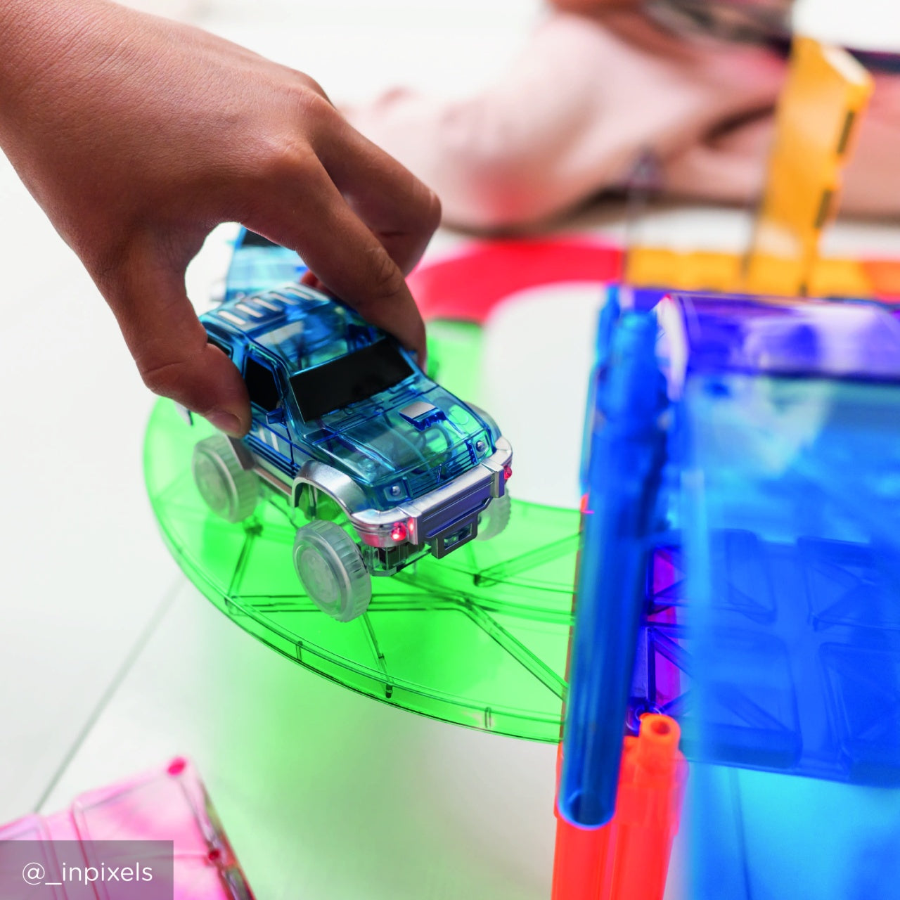 Masina de curse albastra, Cleverclixx [ps:d6457928-2bf4-431c-9d25-d0d513d064ac]