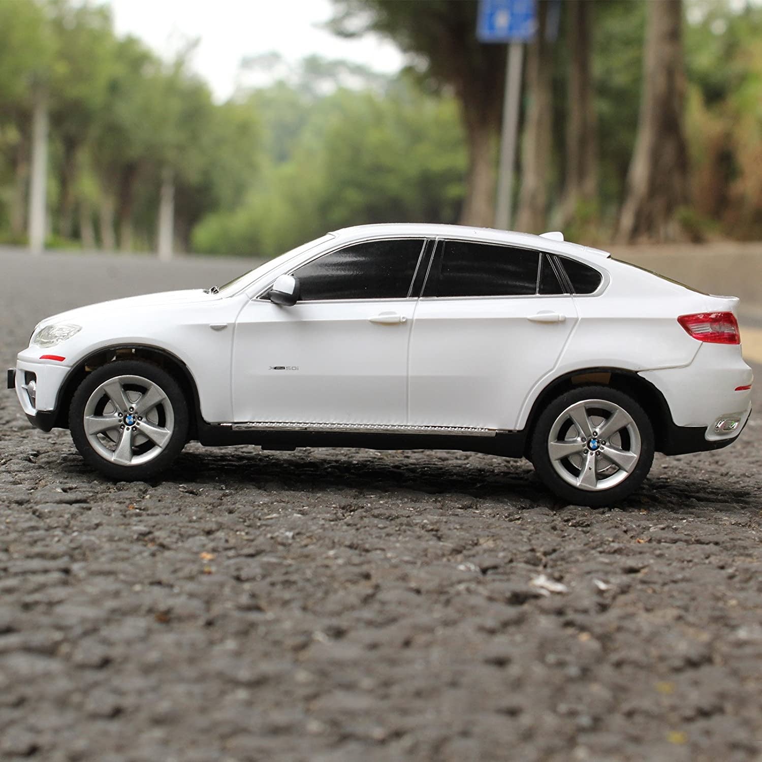 MASINA CU TELECOMANDA BMW X6 ALB CU SCARA 1 LA 24 [ps:28279e30-1875-43e3-adfc-4cdfd48e1979]