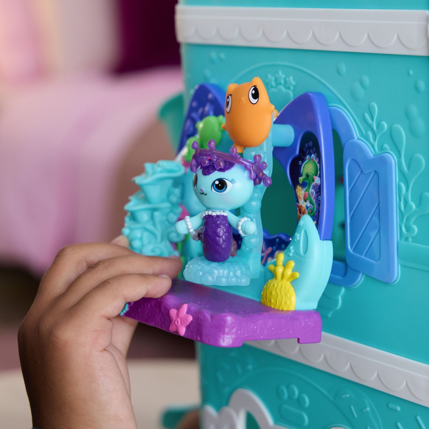 GABBYS DOLLHOUSE FILMUL SET BALCONUL ACVARIU SI FIGURINA - Imagine 6 [ps:77736e40-82c6-4e54-b59b-6cb09d447420]