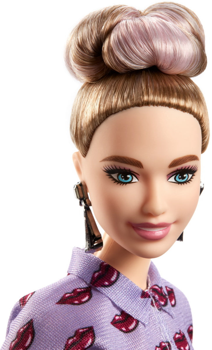 PAPUSA BARBIE FASHIONISTA IN TINUTA LEJERA SI CU COC [ps:3c6def96-cbcf-4ea0-85b0-799077e1e612]