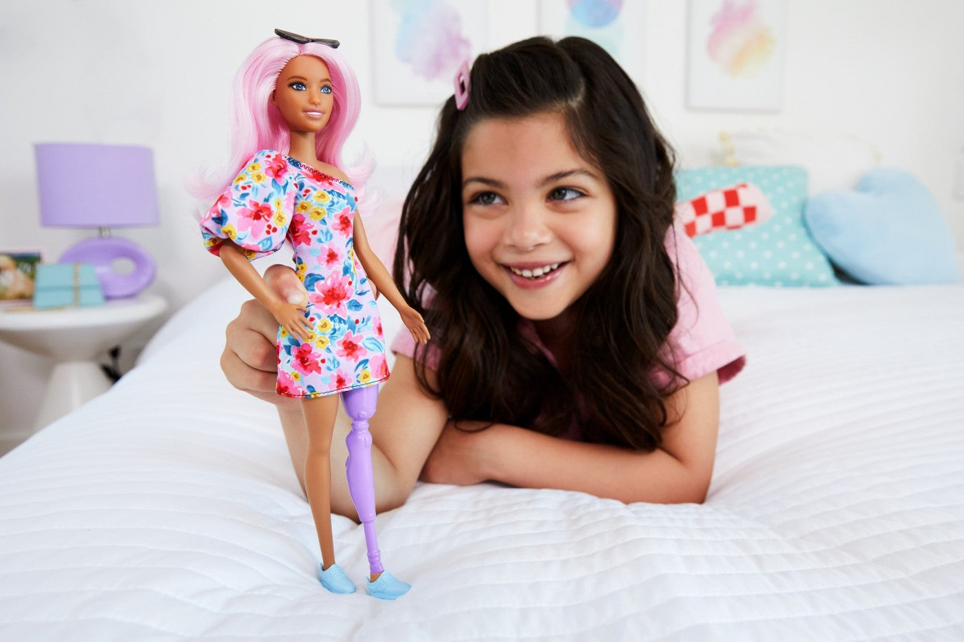 PAPUSA BARBIE FASHIONISTA CU PAR ROZ SI PICIOR PROTETIC [ps:42a9cd8c-6597-4057-9d46-0d77d7c5a000]