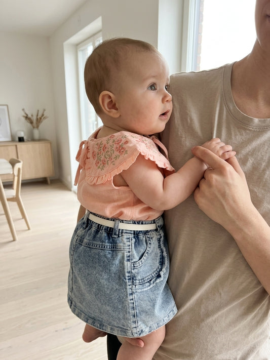 Set bluză piersică cu broderie florală și fustă denim cu - 4 ANI (2) [ps:5bd24611-5167-440b-8f1d-ca1b96fcd0d9]