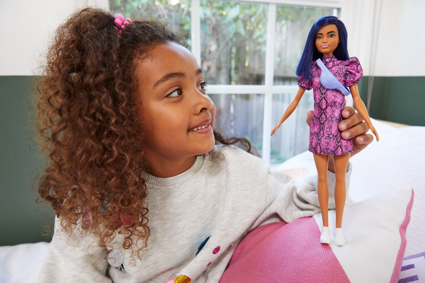 PAPUSA BARBIE FASHIONISTA BRUNETA CU ROCHITA MOV [ps:de897011-6f9a-49a4-b171-677978cada87]
