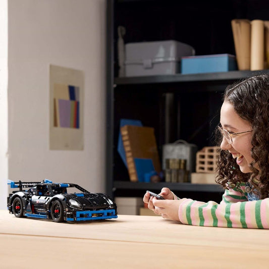 LEGO TECHNIC MASINA DE CURSE PORSCHE GT4 E-PERFORMANCE 42176 - Imagine 3 [ps:a1772ac7-87f3-440e-8525-b31a2387258b]