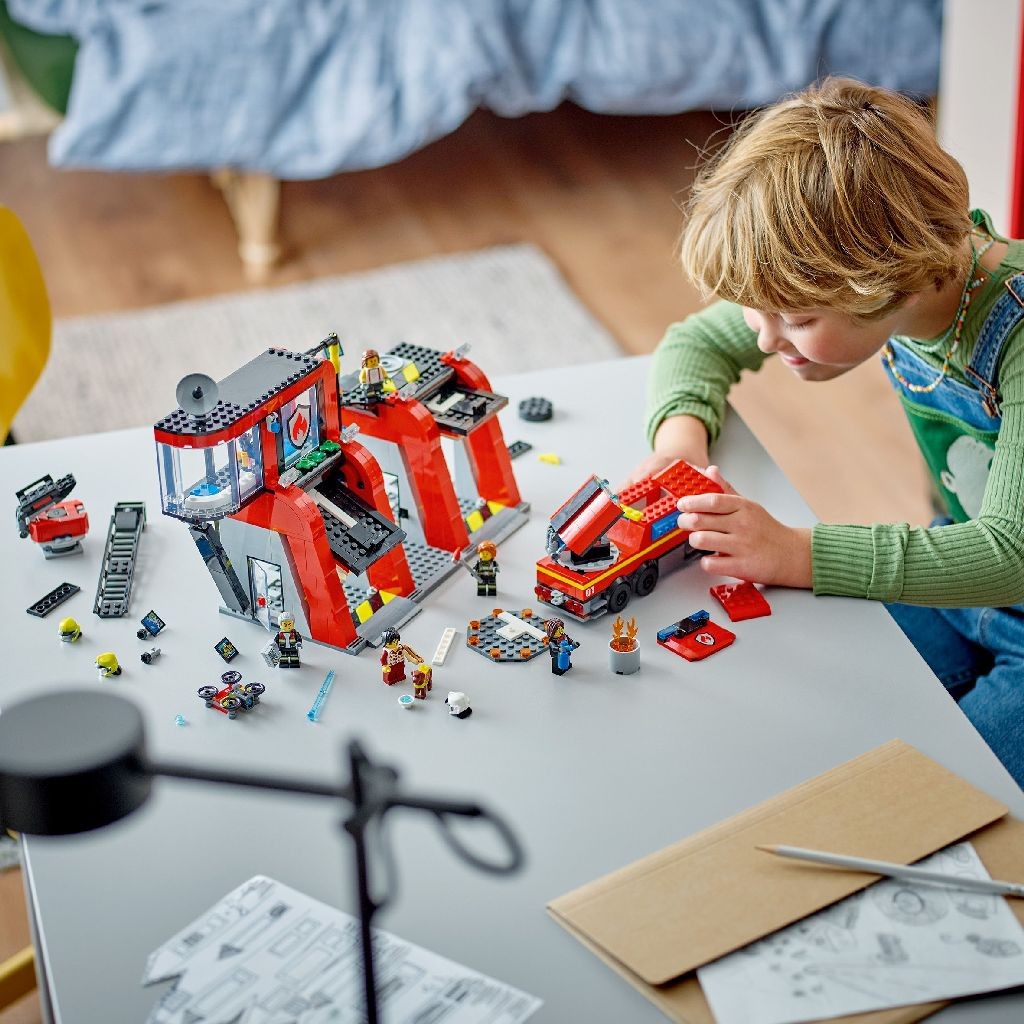 LEGO CITY STATIE SI CAMION DE POMPIERI 60414 - Imagine 4 [ps:09848ce9-e153-430f-bdac-f06d6b2c5563]