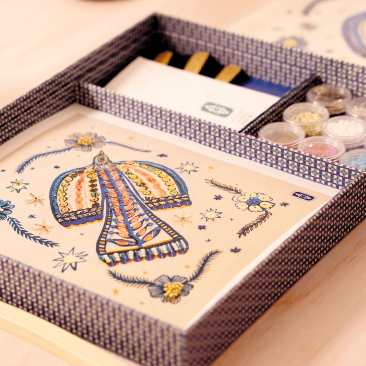 Atelier creativ 59 pentru adulti Broderie cu margele, Djeco - Imagine 5 [ps:5a9826e8-9921-4988-a4fa-db0d8f06fe7c]