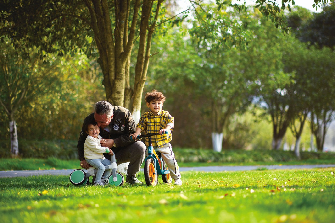 HAPE BICICLETA DE ECHILIBRU VERDE CU 3 ROTI - Imagine 3