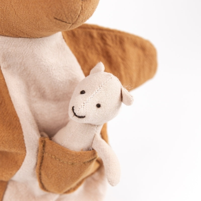 Papusa de mana Cangur cu pui, Egmont Toys [ps:91dca912-8f2e-431a-bce2-fe538b73ec6d]