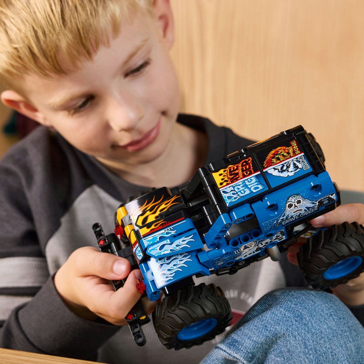 LEGO TECHNIC MONSTER JAM GRAVE DIGGER FOC SI GHEATA 42219 - Imagine 3