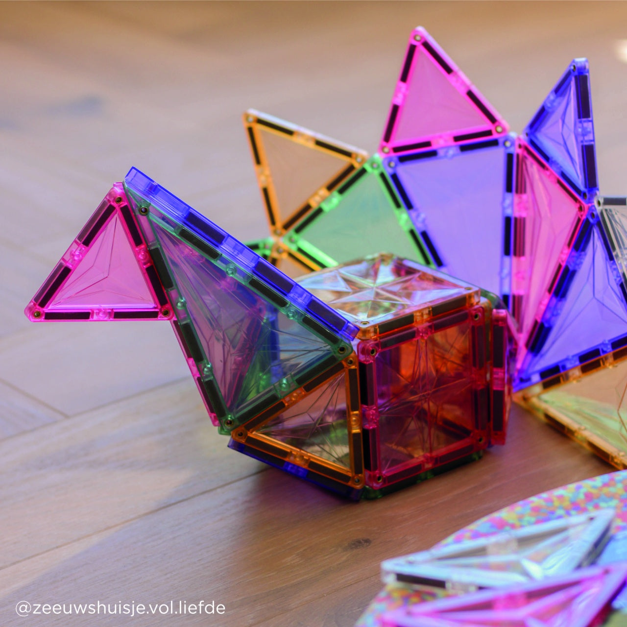 Jocuri magnetice de construit Pastel 45 piese, Cleverclixx - Imagine 4 [ps:e9ff4844-8b4b-4ad1-9491-e1dd6f2d97b7]