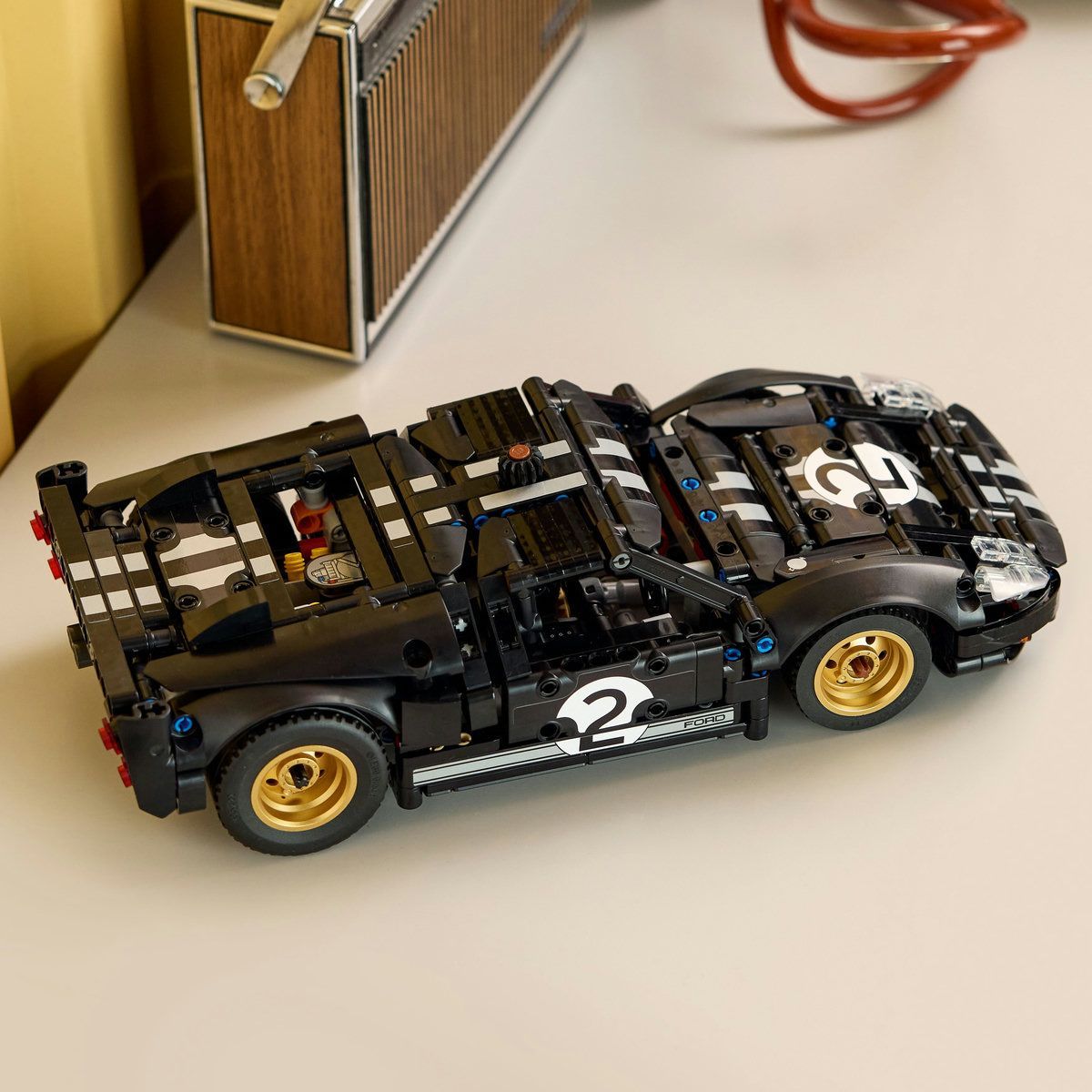 LEGO TECHNIC MASINA DE CURSE 1966 FORD GT40 MKII 42223 - Imagine 11 [ps:f071953f-ff77-4dcd-8c64-21a200e0b682]