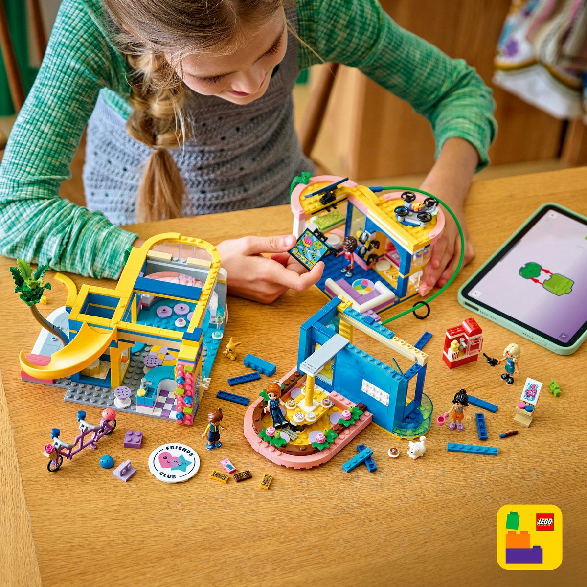 LEGO FRIENDS CLUBUL PRIETENILOR DIN ORASUL HEARTLAKE 42689 - Imagine 4