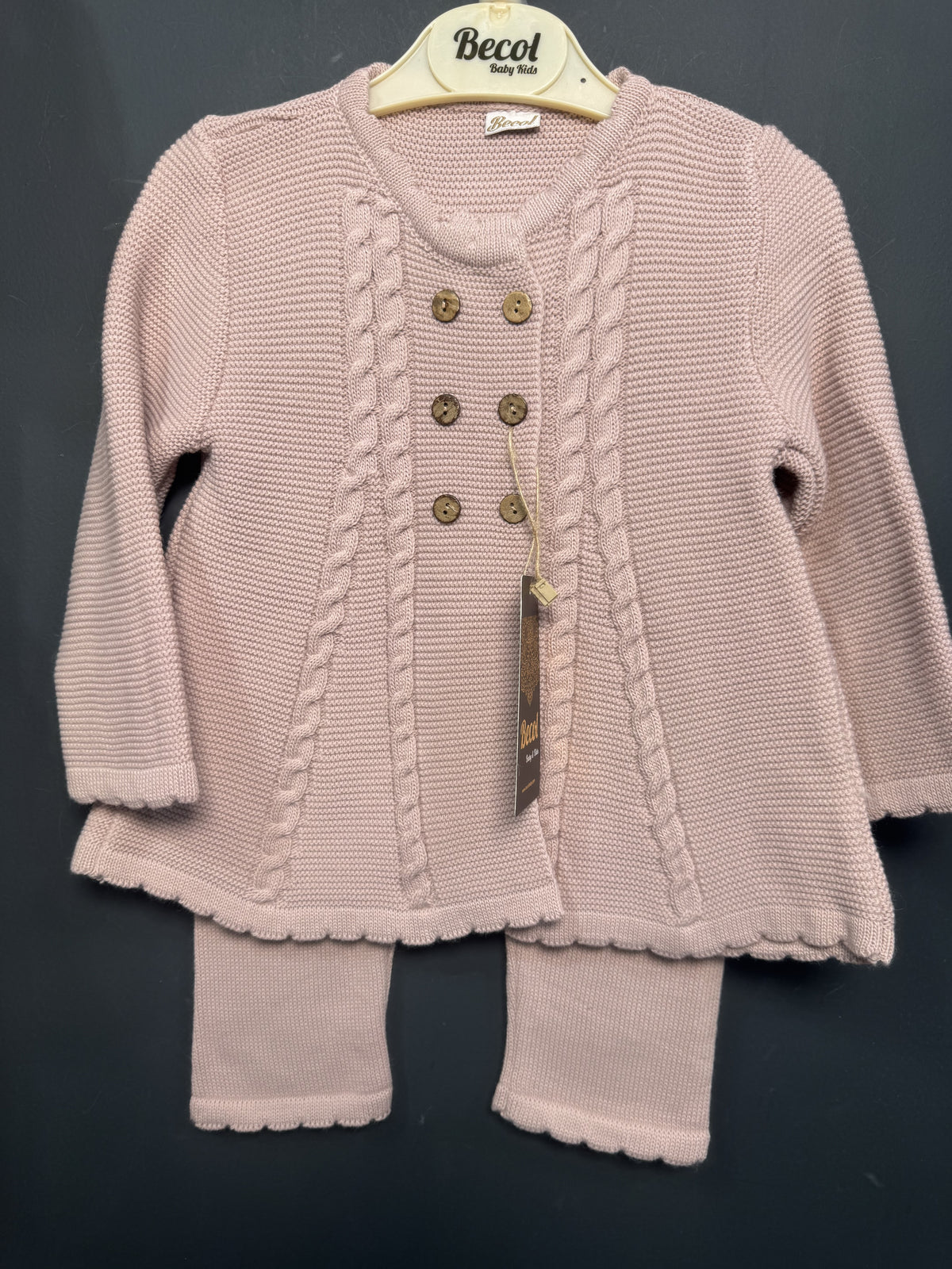 Set Tricot Becol Roz cu Nasturi Lemn și Torsade, 2 Ani - - 4 ANI (4) [ps:04afcfbb-3683-4342-8a50-0af224d8433e]
