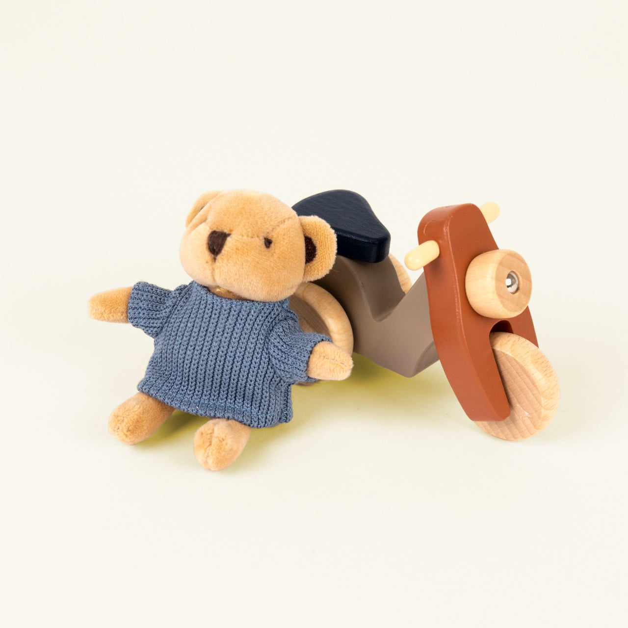 Ursuletul Alexis pe scuter, Egmont Toys - Imagine 4 [ps:8c4c7e58-8202-4299-8556-f6916c3b166a]