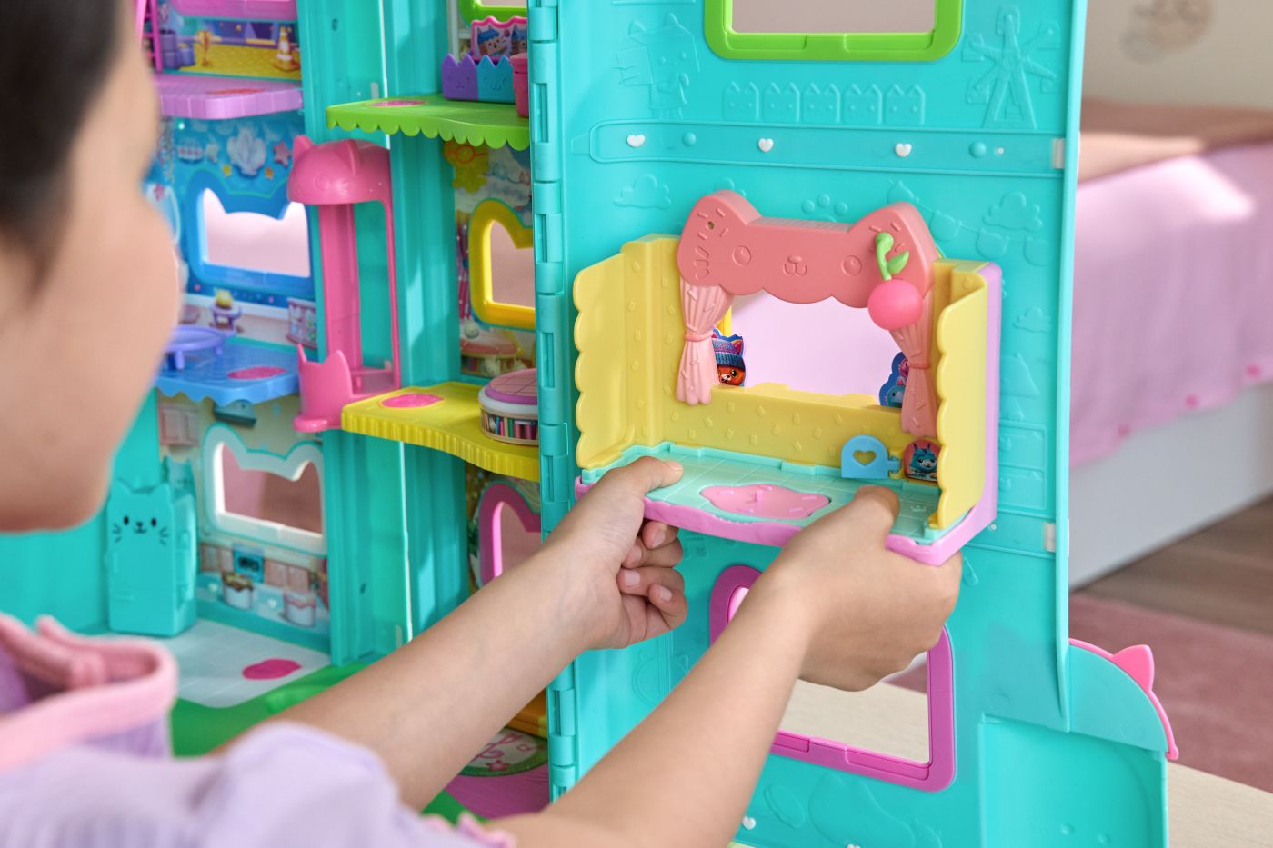 GABBYS DOLLHOUSE FILMUL CAMERE PENTRU CASA DE PAPUSI A - Imagine 4 [ps:b319b1cf-2f46-4480-a29f-41df3533ad6f]