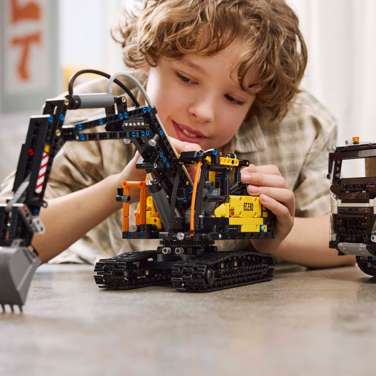 LEGO TECHNIC CAMIONUL FMX ȘI EXCAVATORUL ELECTRIC EC230 - Default Title (4) [ps:e7fcd4fc-d6c3-46ef-a5aa-452f23ebbbc0]