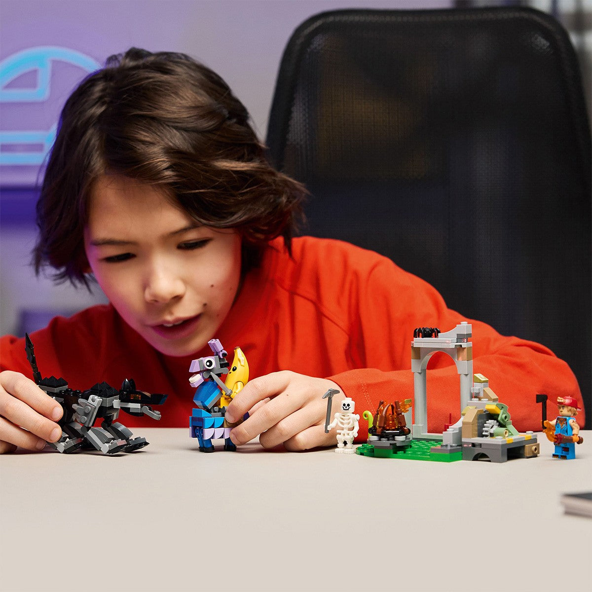 LEGO FORTNITE TABARA LUI PEELY SI SPARKPLUG 77075 - Imagine 4 [ps:b7f95e94-7a21-478e-989f-86dad9388bec]