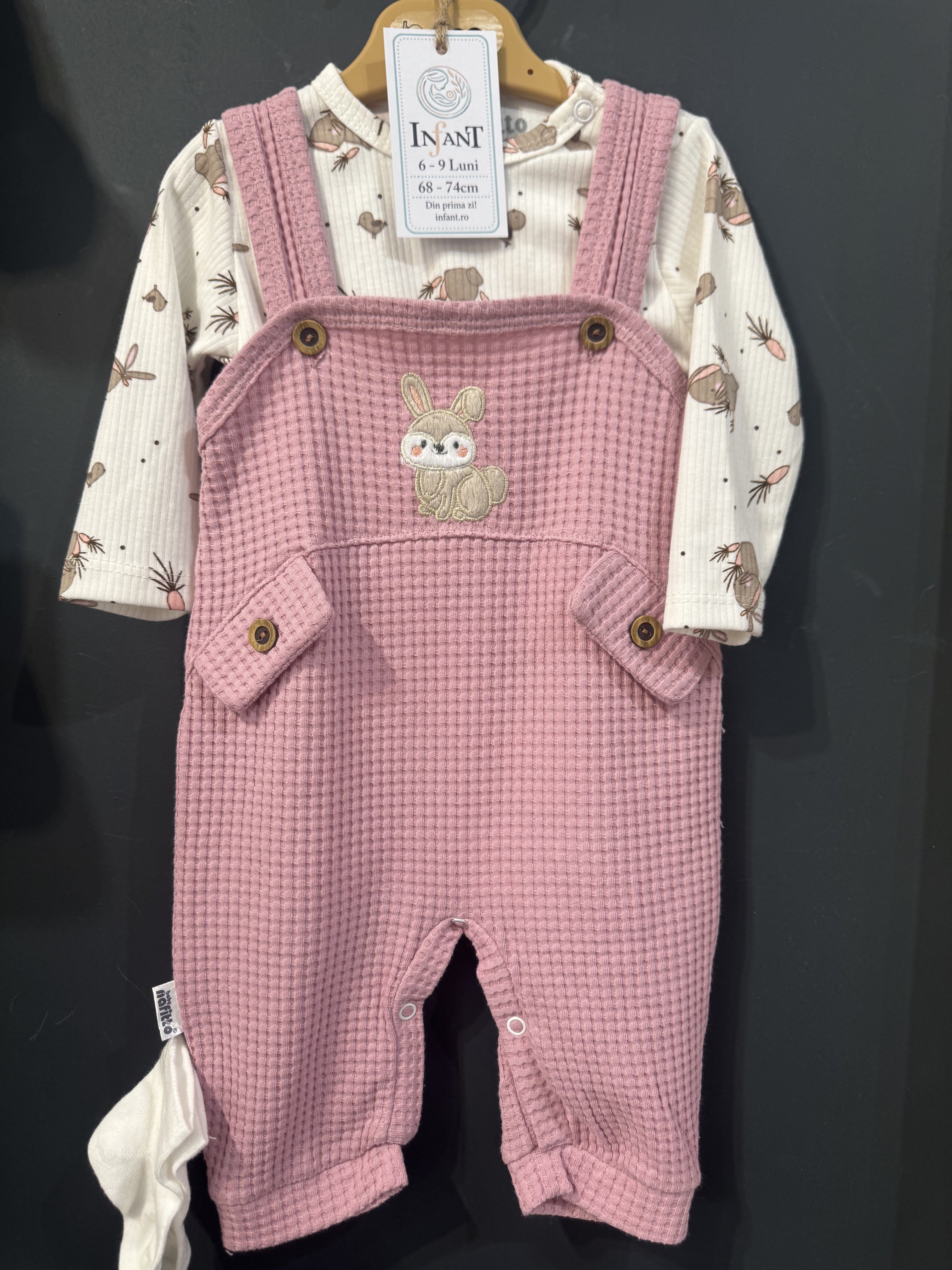 Set salopetă waffle roz cu iepuraș brodat și body - 6-9 Luni (4) [ps:9d7fce6b-3266-4fbd-ad31-57e4b8d4fc4c]