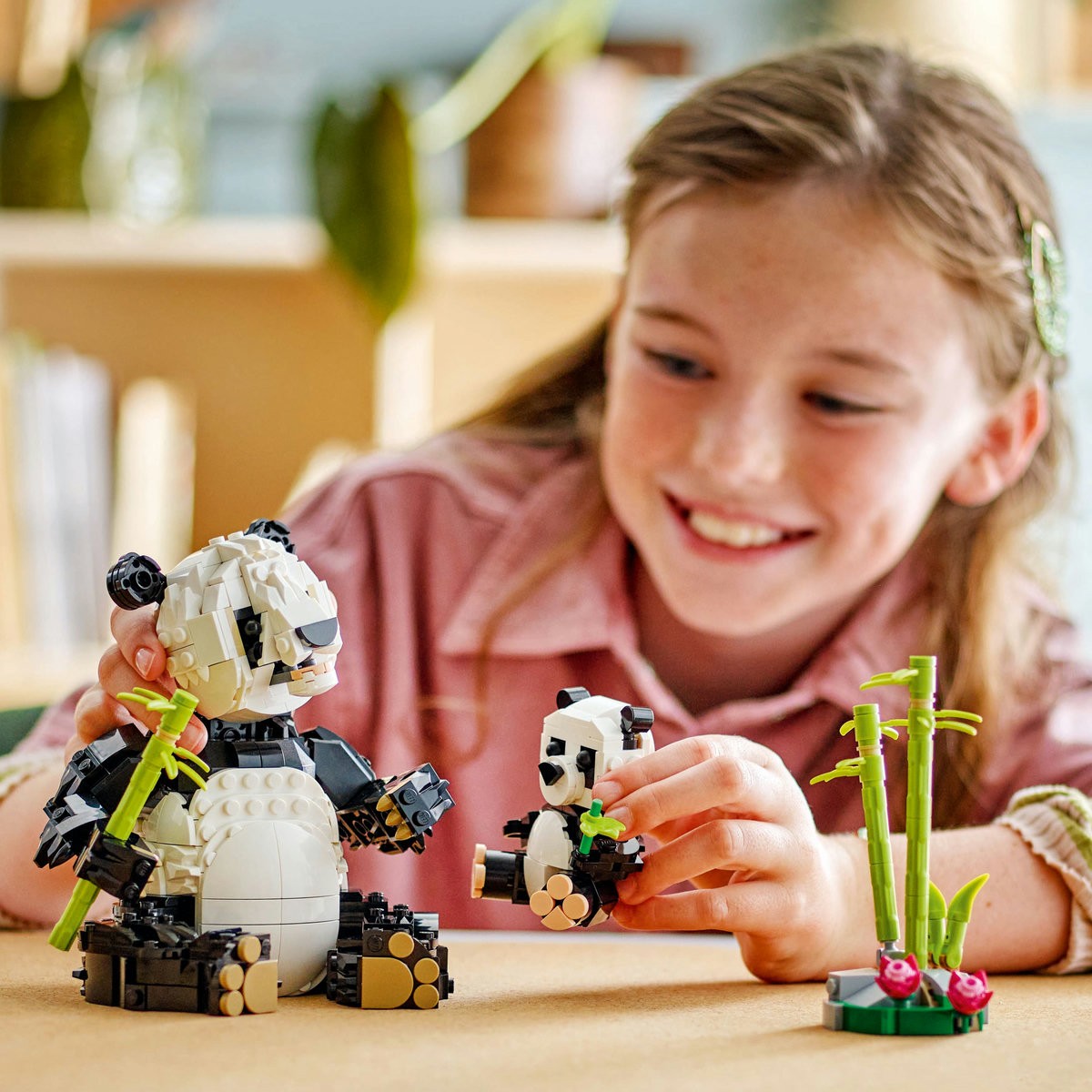 LEGO CREATOR ANIMALE SALBATICE: FAMILIA DE URSI PANDA 31165 - Imagine 3 [ps:62c7d58d-d774-4fef-8eca-f57398ba6aeb]