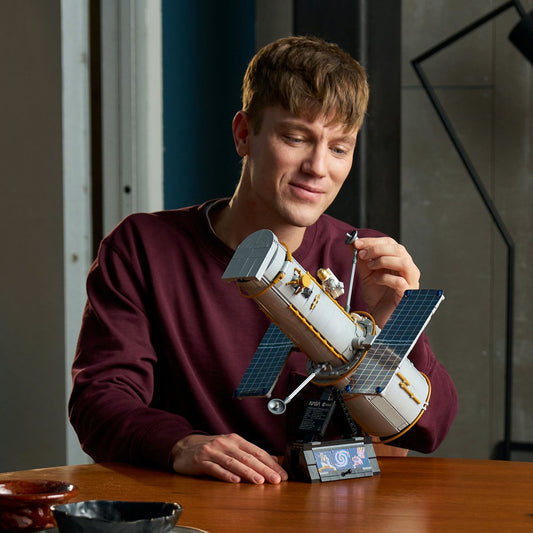 LEGO Icons Telescopul Spațial Hubble 11382 | Set Construcție - Default Title (4) [ps:cedb5d8f-2bf6-4fef-8d41-52d13064dbd9]