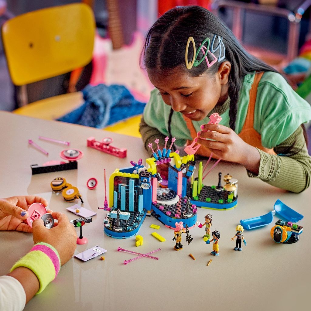 LEGO FRIENDS CONCURS MUZICAL IN ORASUL HEARTLAKE 42616 - Imagine 4 [ps:452e28c6-eef5-4669-97bf-a696e0e31ee7]