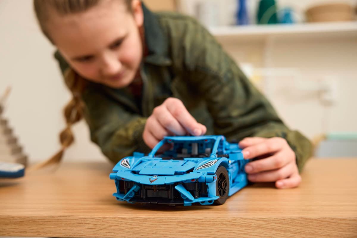 LEGO TECHNIC CHEVROLET CORVETTE STINGRAY ALBASTRU 42217 - Imagine 7 [ps:13ad2959-914f-4a7b-a665-4153ac40450e]