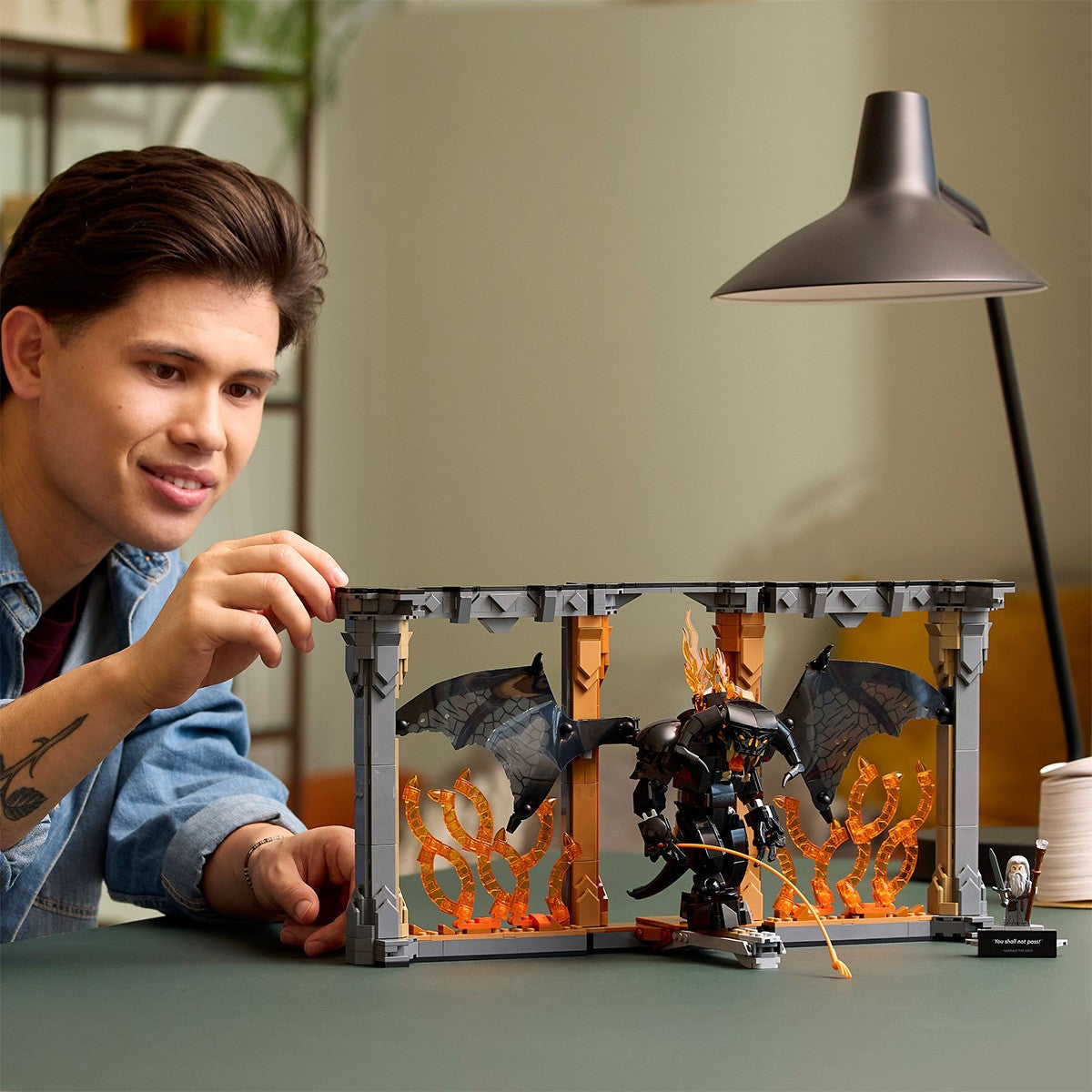 LEGO ICONS STAPANUL INELELOR DIORAMA PENTRU BIBLIOTECA - Imagine 5