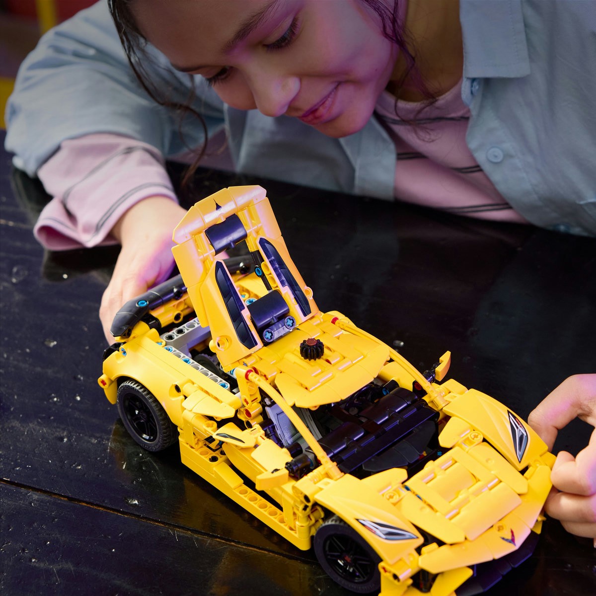 LEGO TECHNIC CHEVROLET CORVETTE STINGRAY 42205 - Imagine 7 [ps:3240339f-4f98-4ef4-a55d-b7eaeb5f2570]
