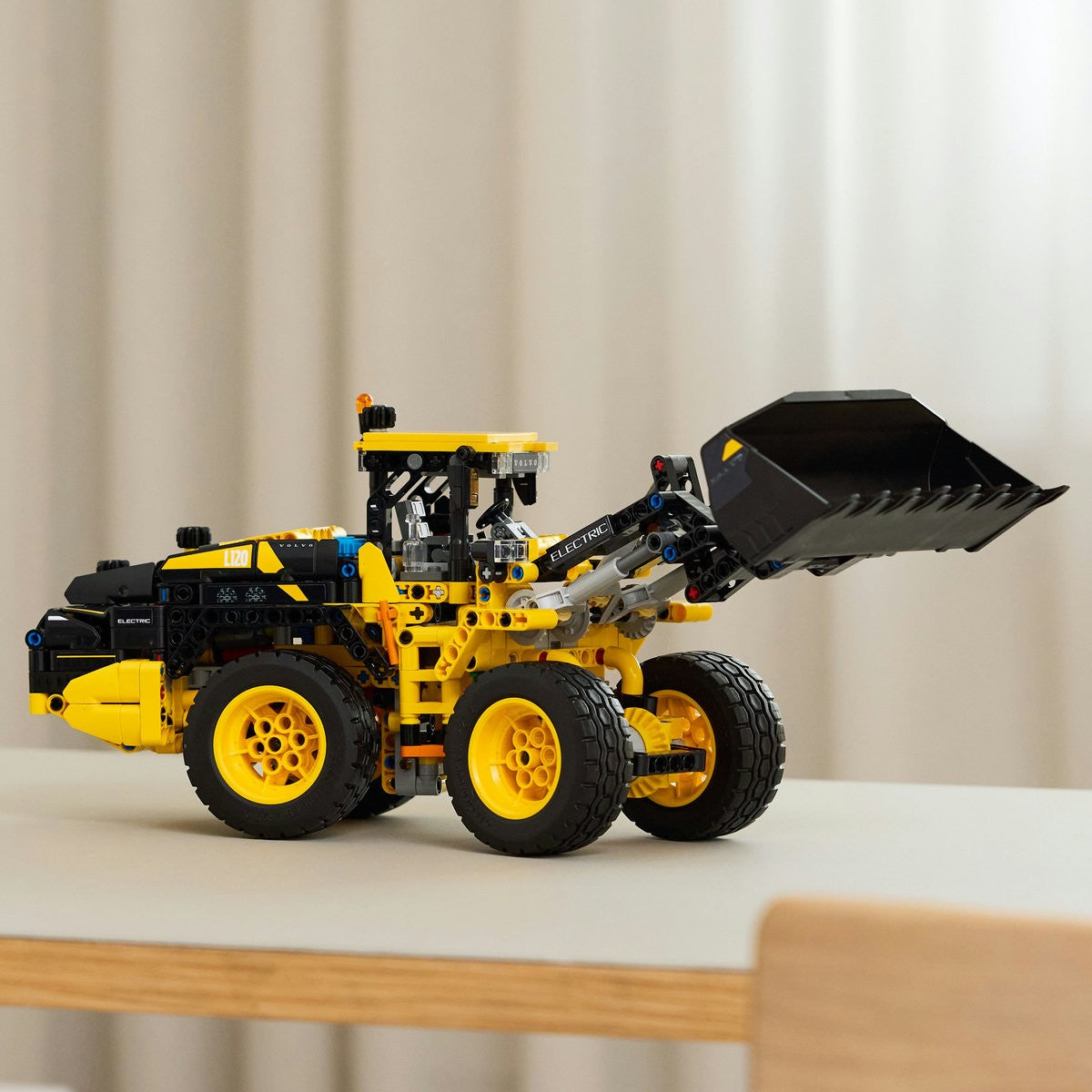 LEGO TECHNIC INCARCATOR FRONTAL VOLVO L120 ELECTRIC 42209 - Imagine 5