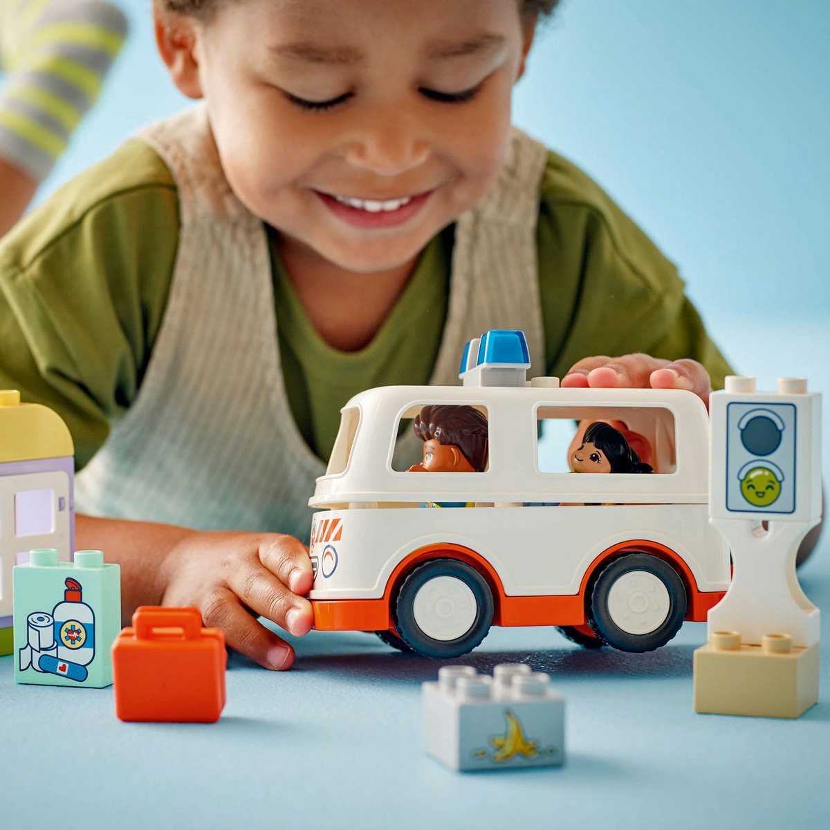 LEGO DUPLO AMBULANTA SI SOFER 10447 - Imagine 4 [ps:817b1c5e-3bb4-488c-affd-c5da92a844f1]