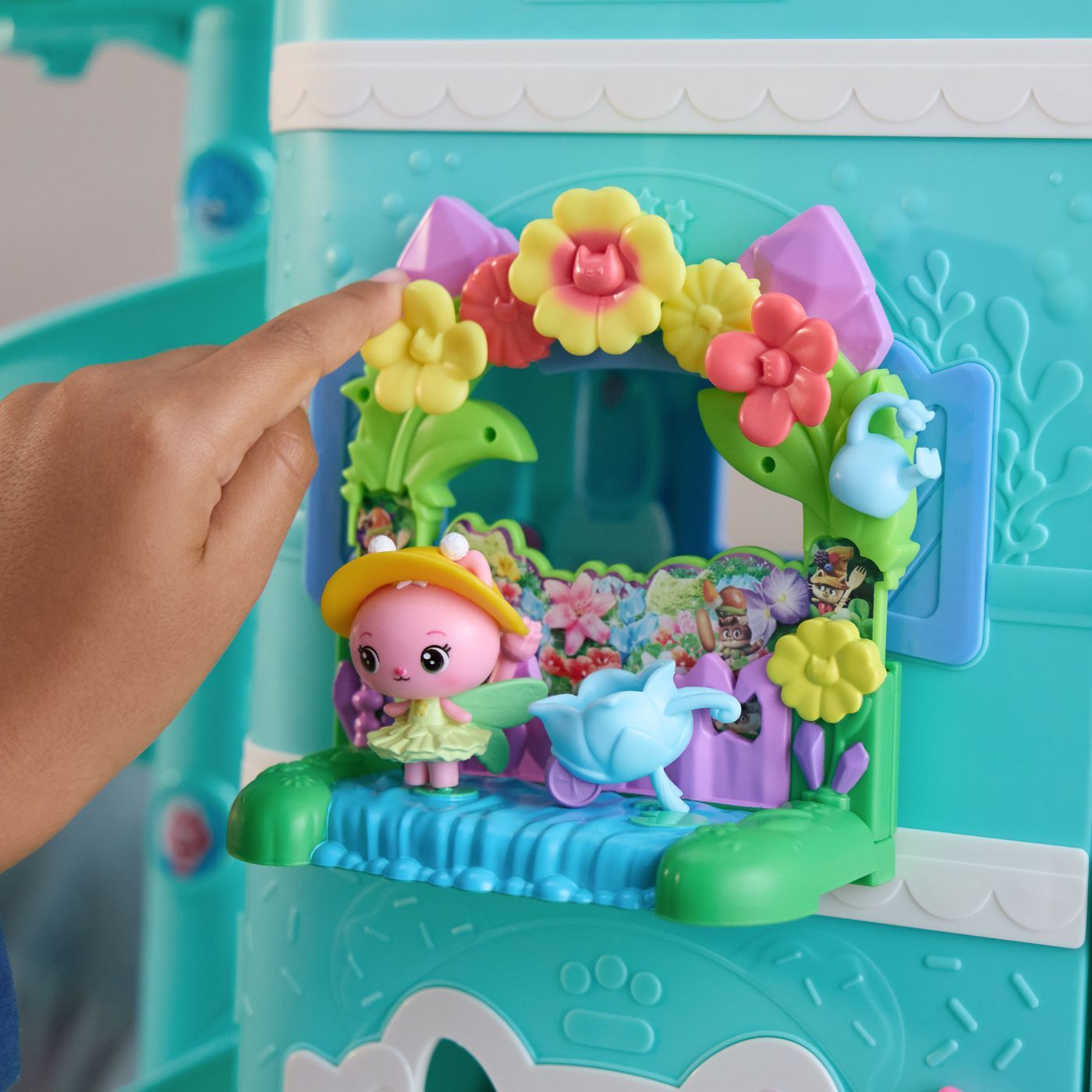 GABBYS DOLLHOUSE FILMUL SET BALCONUL GRADINA SI FIGURINA - Imagine 3 [ps:7f9bf608-f4f3-4dbe-86c1-a29b7893ef29]