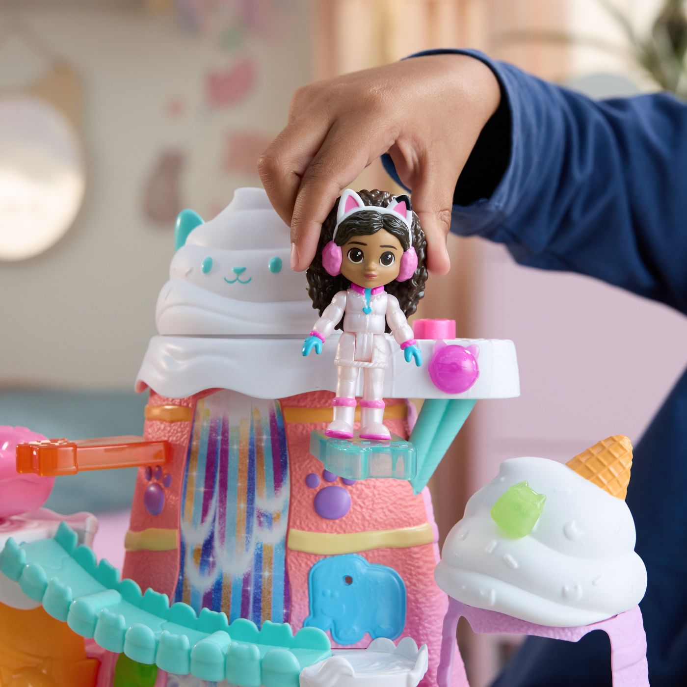 GABBYS DOLLHOUSE FILMUL SET DE JOACA MUNTELE DE DULCIURI - Imagine 4 [ps:a36d43dc-6b3e-45a7-911e-bc3ea2c2d4b0]