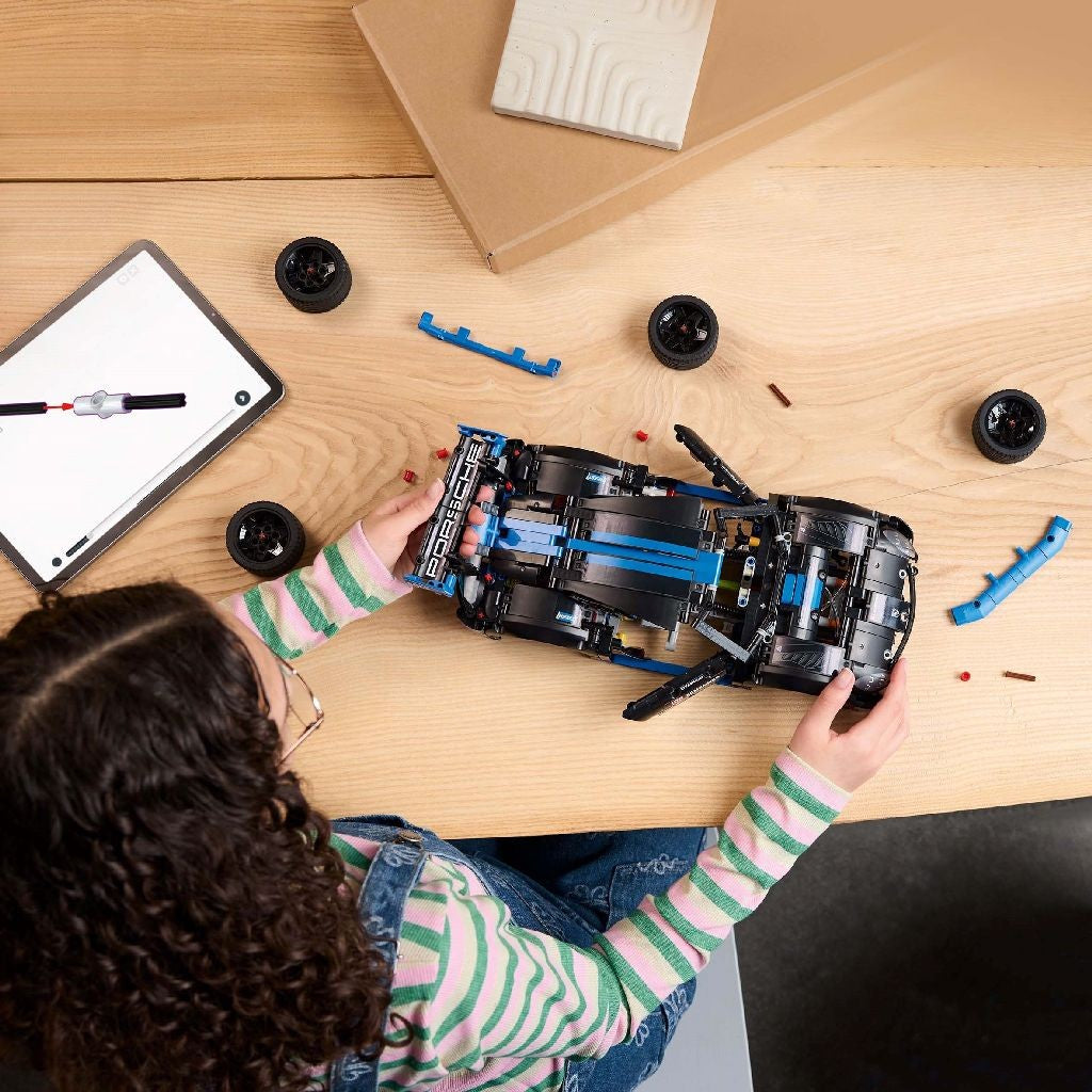 LEGO TECHNIC MASINA DE CURSE PORSCHE GT4 E-PERFORMANCE 42176 - Imagine 4 [ps:29632e09-e3a0-4c1c-8dd7-b64bd4d4fd5f]