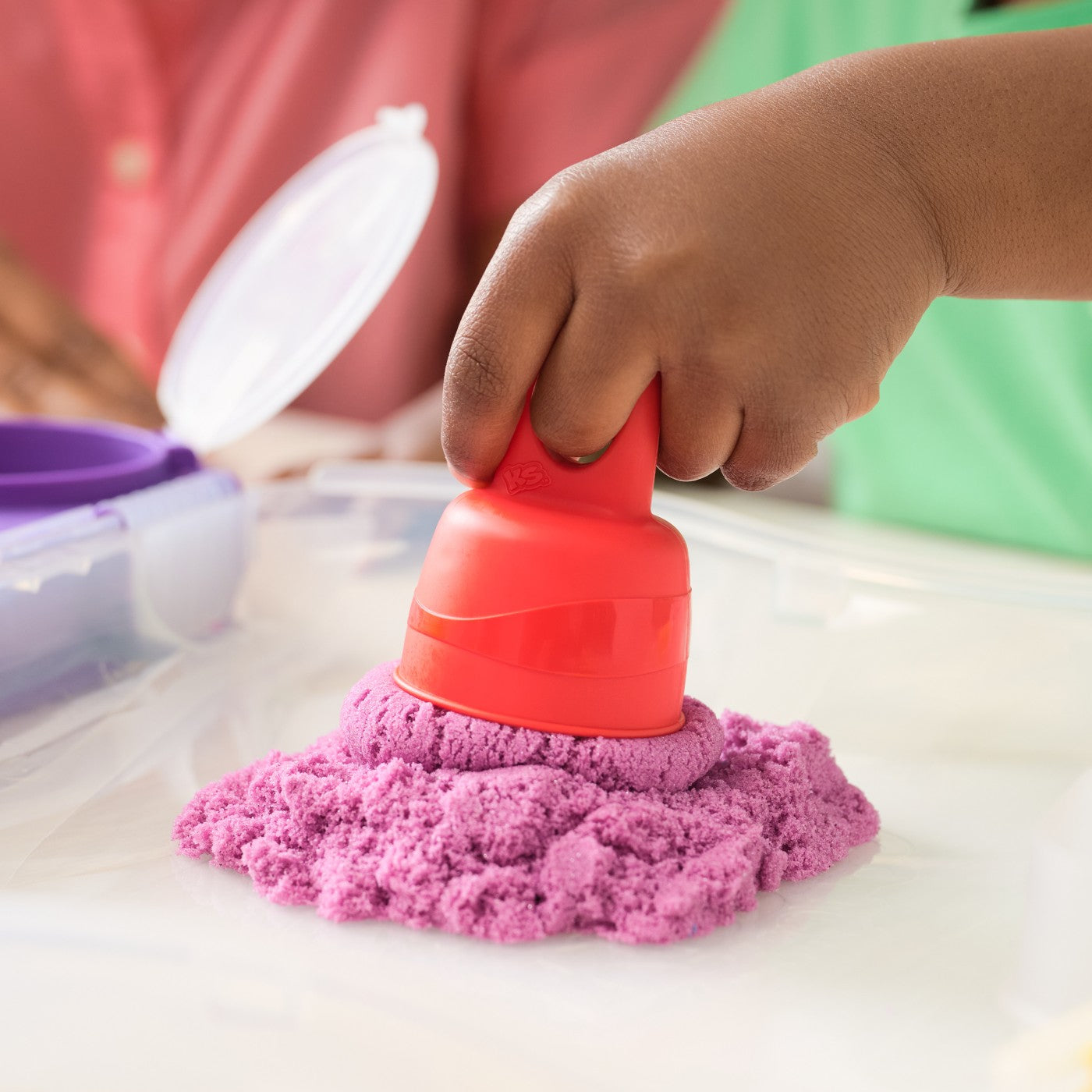 KINETIC SAND SET GEANTA PENTRU PLAJA VARIETY CASE Spin - Imagine 7 [ps:537f7af5-210a-4d8e-8843-5a9994dfcff6]