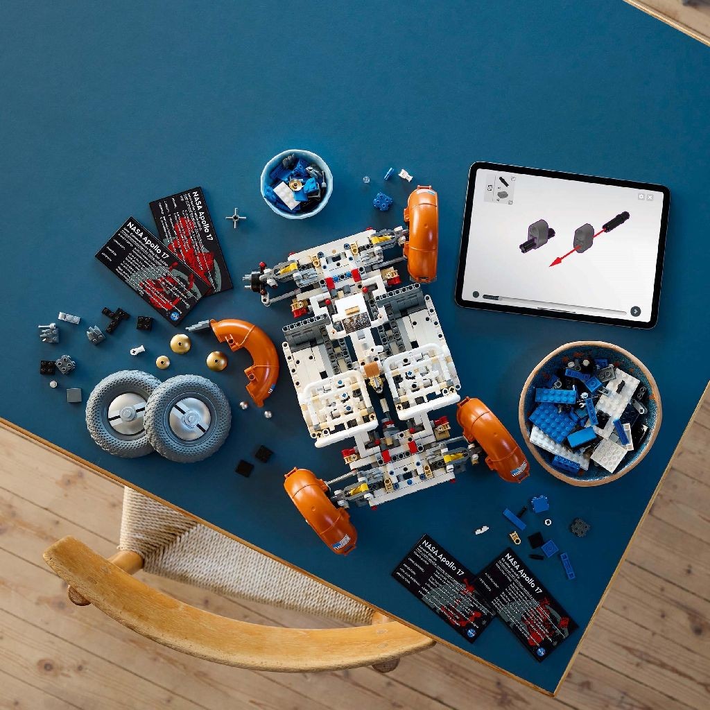 LEGO TECHNIC ROVERUL SELENAR DIN MISIUNILE NASA APOLLO 42182 - Imagine 5 [ps:689db610-739f-4045-a168-5ce971991303]