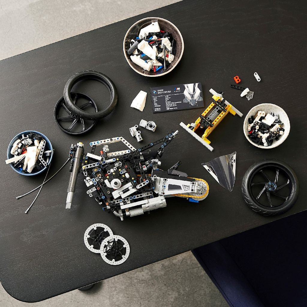 LEGO TECHNIC BMW M 1000 RR 42130 - Imagine 4 [ps:4090614f-ac5b-4299-9ae6-d0faec68c8fe]