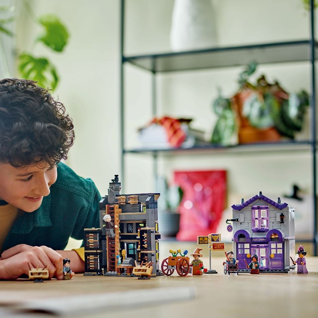 LEGO HARRY POTTER TM OLLIVANDER SI MAGAZINUL DE HAINE AL - Imagine 3 [ps:b6cce7f7-e856-4e6e-825f-85064bed0990]