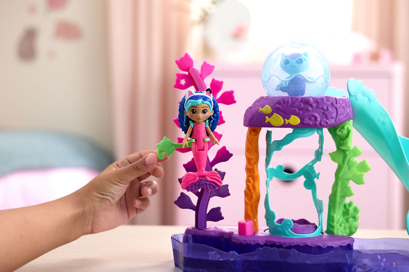 GABBYS DOLLHOUSE FILMUL SET ACVARIUL COLORAT CU FIGURINA - Imagine 6