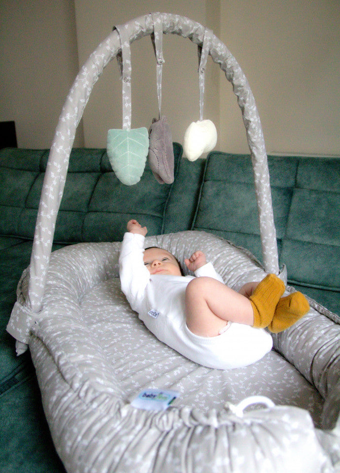 Salteluta BabyNest cu bara jucarii Between parents - Gri