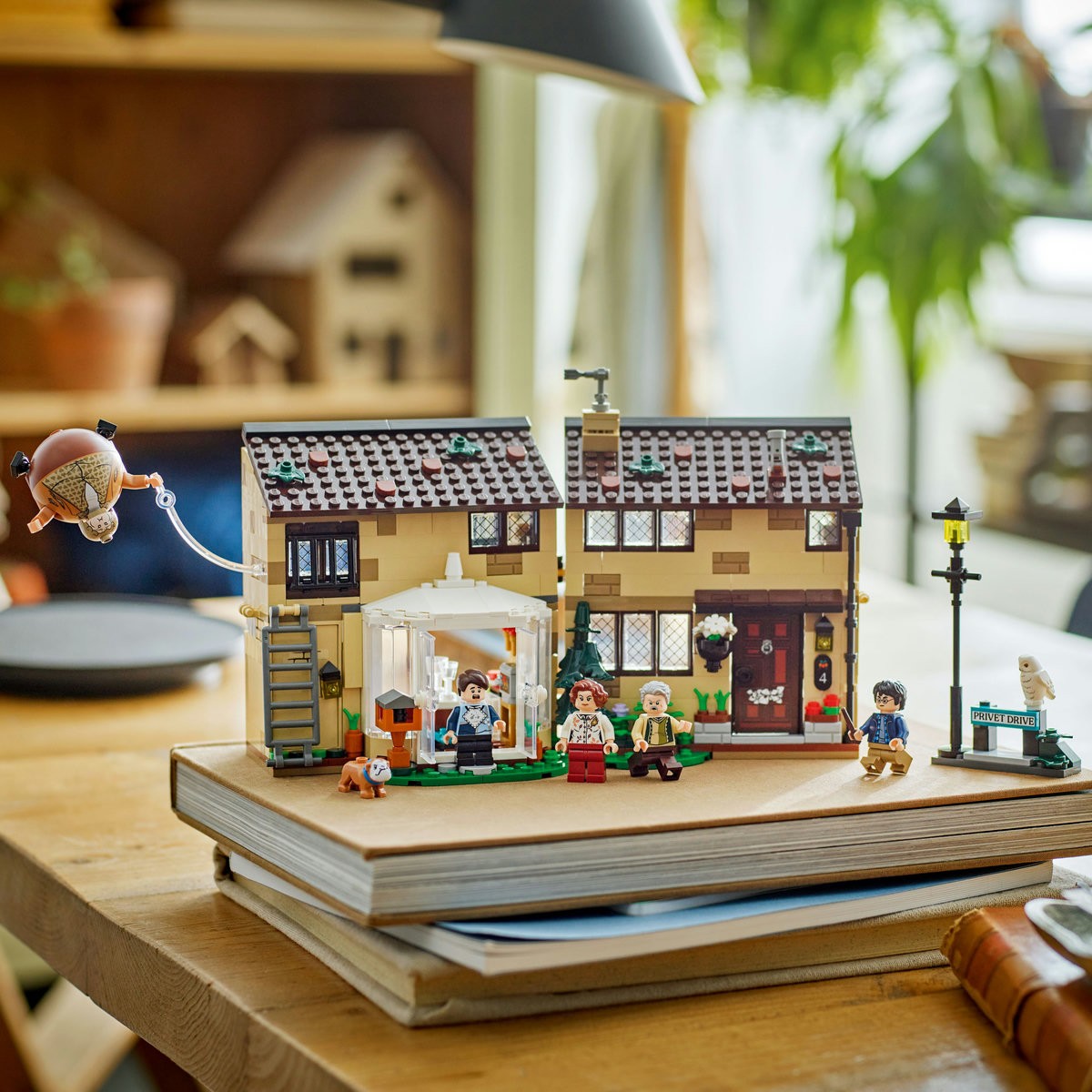 LEGO HARRY POTTER PRIVET DRIVE VIZITA MATUSII MARGE 76451 - Imagine 4 [ps:c3a6e234-2aaf-40e7-8026-ce844c7d442c]