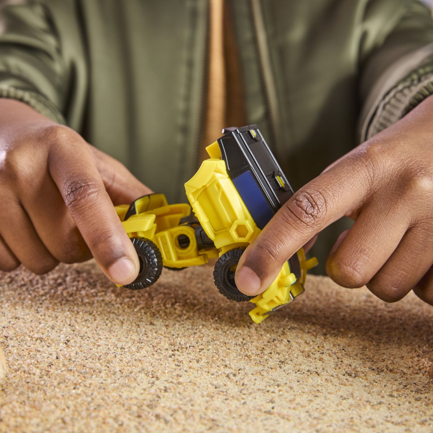 TRANSFORMERS CYBERWORLD ROBOT BUMBLEBEE CONVERTIBIL 10CM - Imagine 6