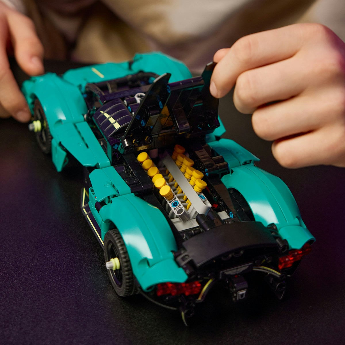 LEGO TECHNIC ASTON MARTIN VALKYRIE 42208 - Imagine 5 [ps:73988459-8ef8-4823-a81d-16f9d7489868]
