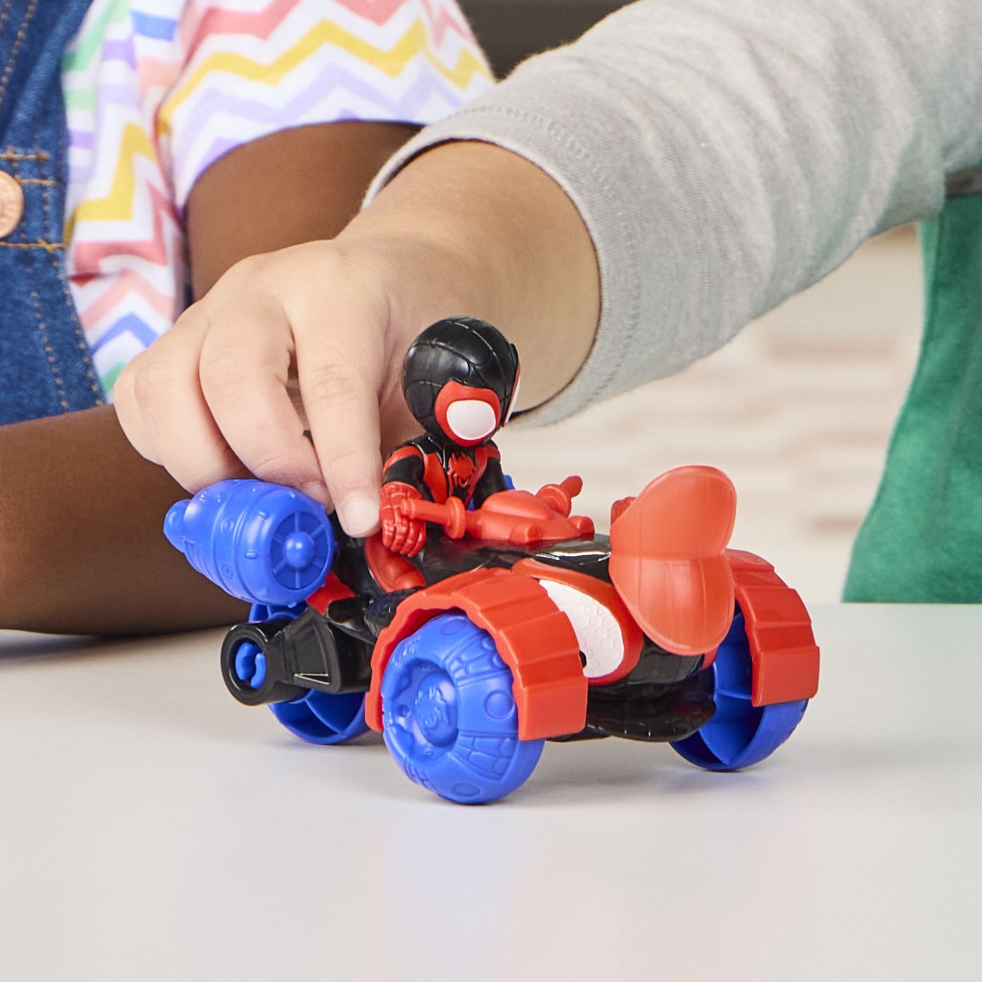 SPIDEY SI PRIETENII LUI UIMITORI MARVEL SET FIGURINA MILES SPIN MORALES SI VEHICUL TECHNO RACER 7.6CM [ps:4087a0ce-6a03-4957-bc4e-770ee4309933]