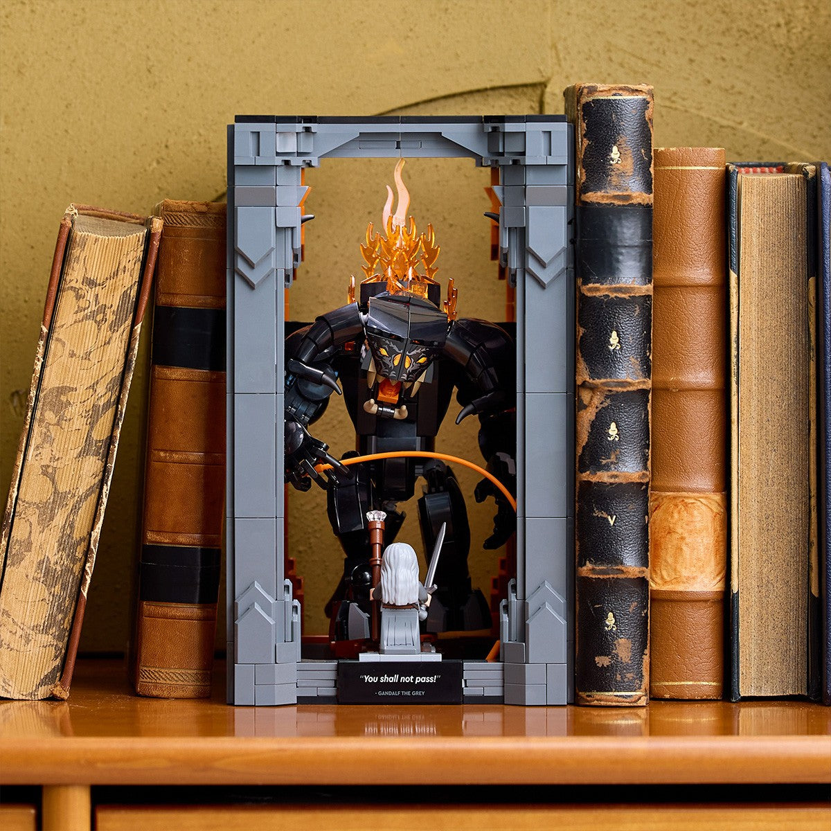 LEGO ICONS STAPANUL INELELOR DIORAMA PENTRU BIBLIOTECA - Imagine 7