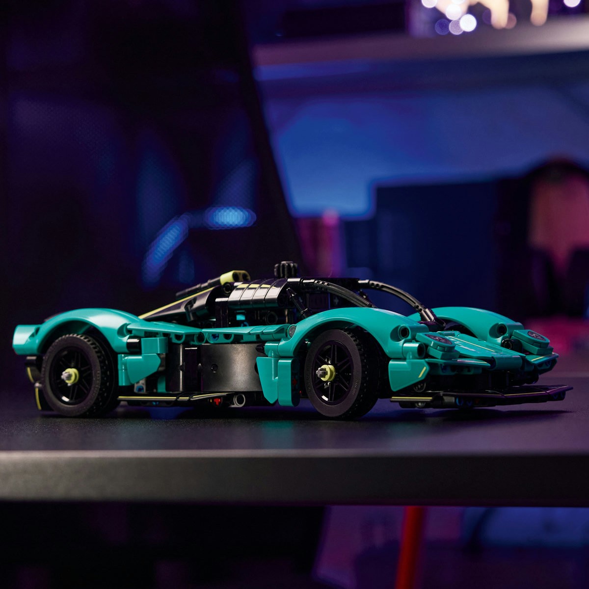 LEGO TECHNIC ASTON MARTIN VALKYRIE 42208 - Imagine 6 [ps:094d2cf6-8ab8-4e06-83c3-238514ea1bb1]