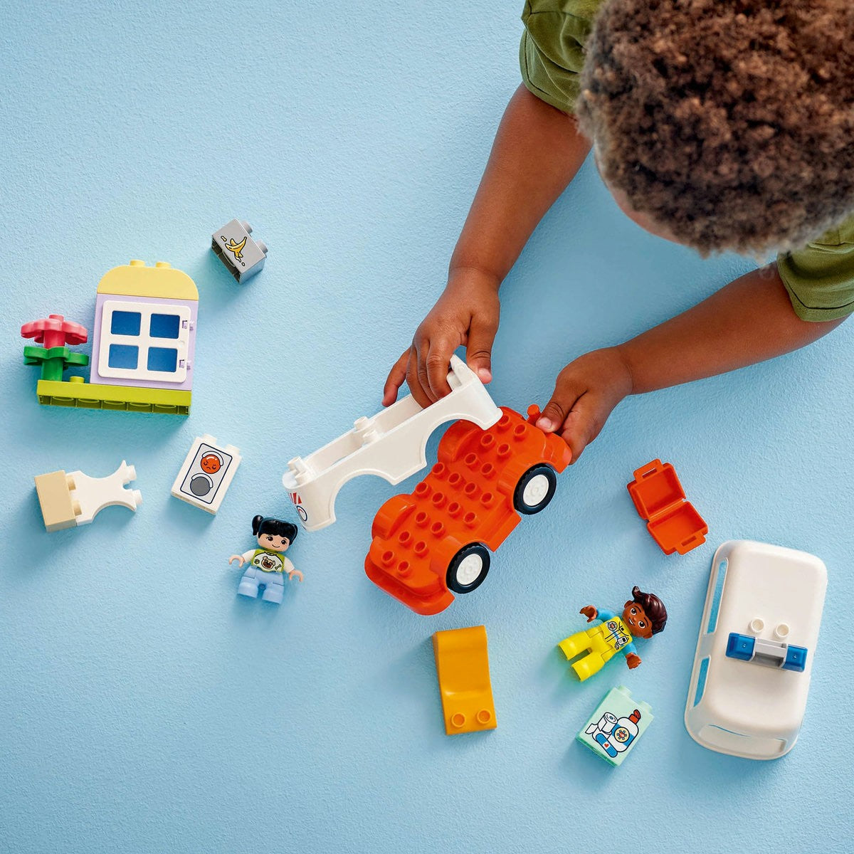 LEGO DUPLO AMBULANTA SI SOFER 10447 - Imagine 5 [ps:90efcd74-d453-49db-b381-9ae98134b95b]